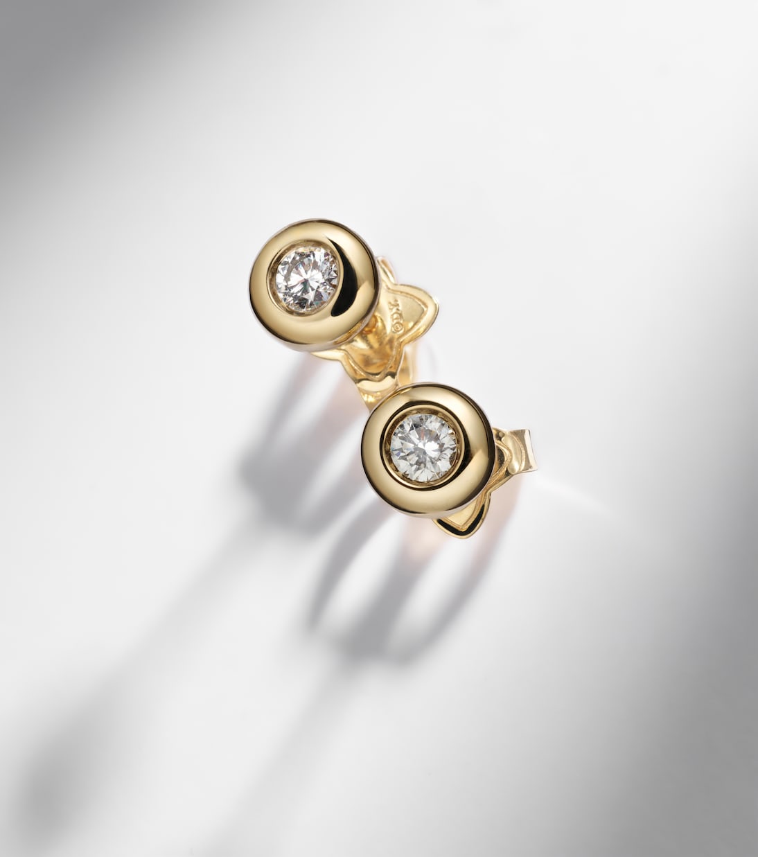Pavé 18kt gold earrings with diamonds | David Yurman