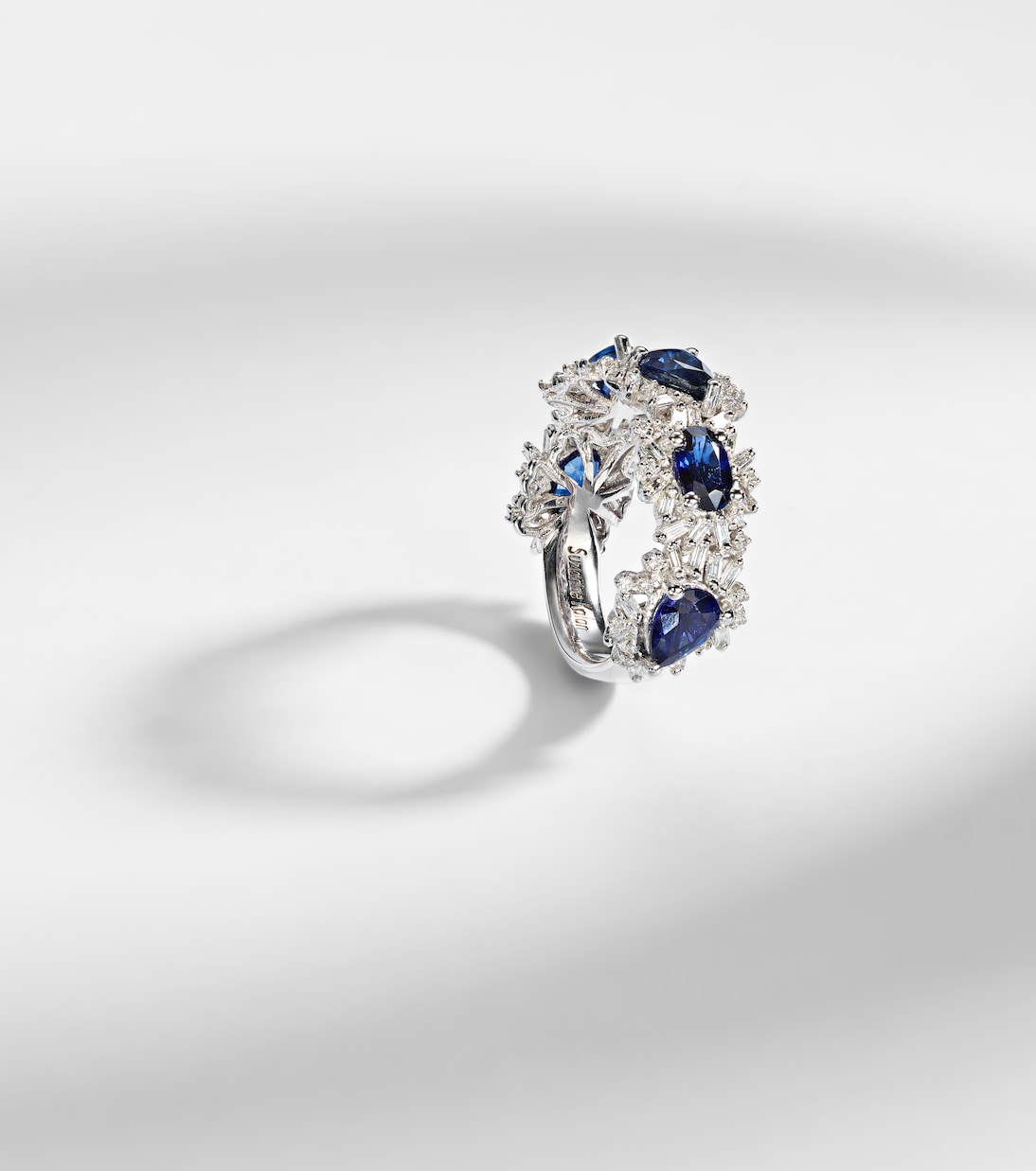 Bague en or blanc 18 ct, saphirs et diamants | Suzanne Kalan