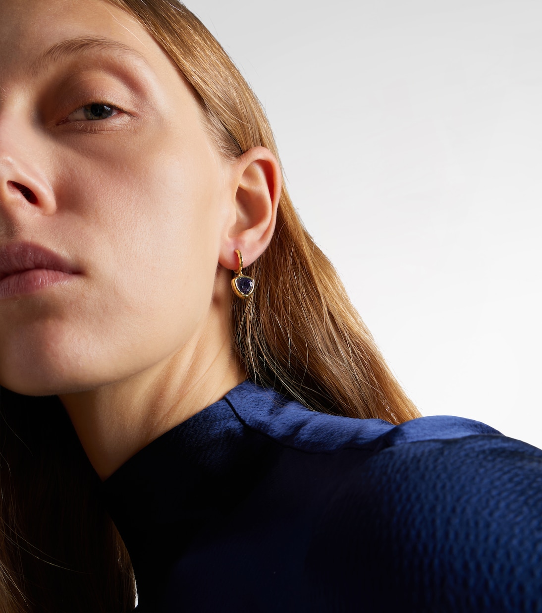 Hidden Gems 18kt gold (750/1000) hoop earrings with tanzanite | Octavia Elizabeth