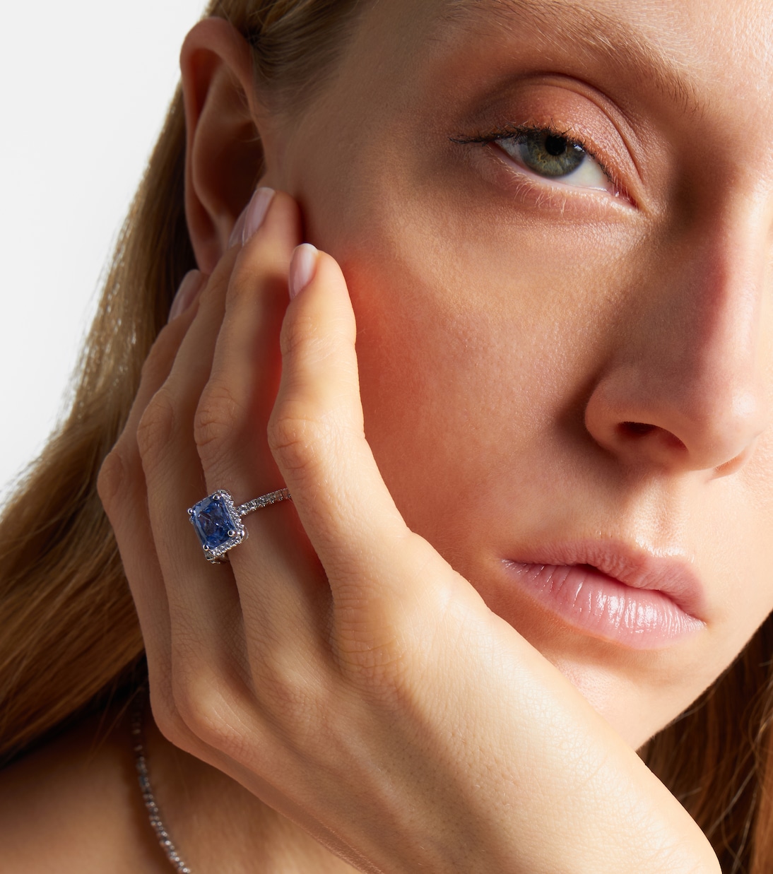 Anello in oro bianco 18kt (750/1000) con diamanti e zaffiri | Suzanne Kalan