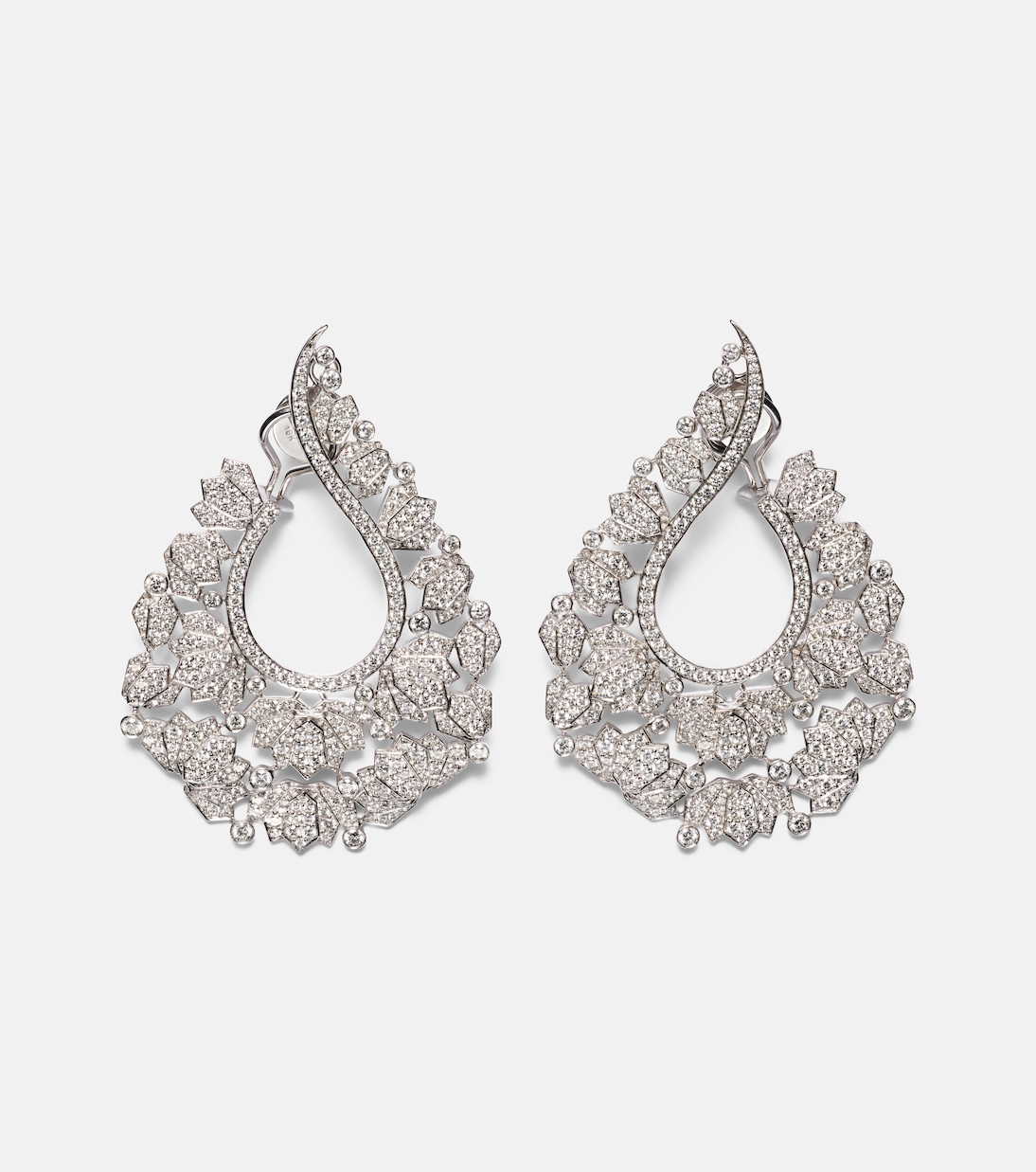 Pendientes Scatter Lotus de oro blanco de 18 ct con diamantes | Ananya