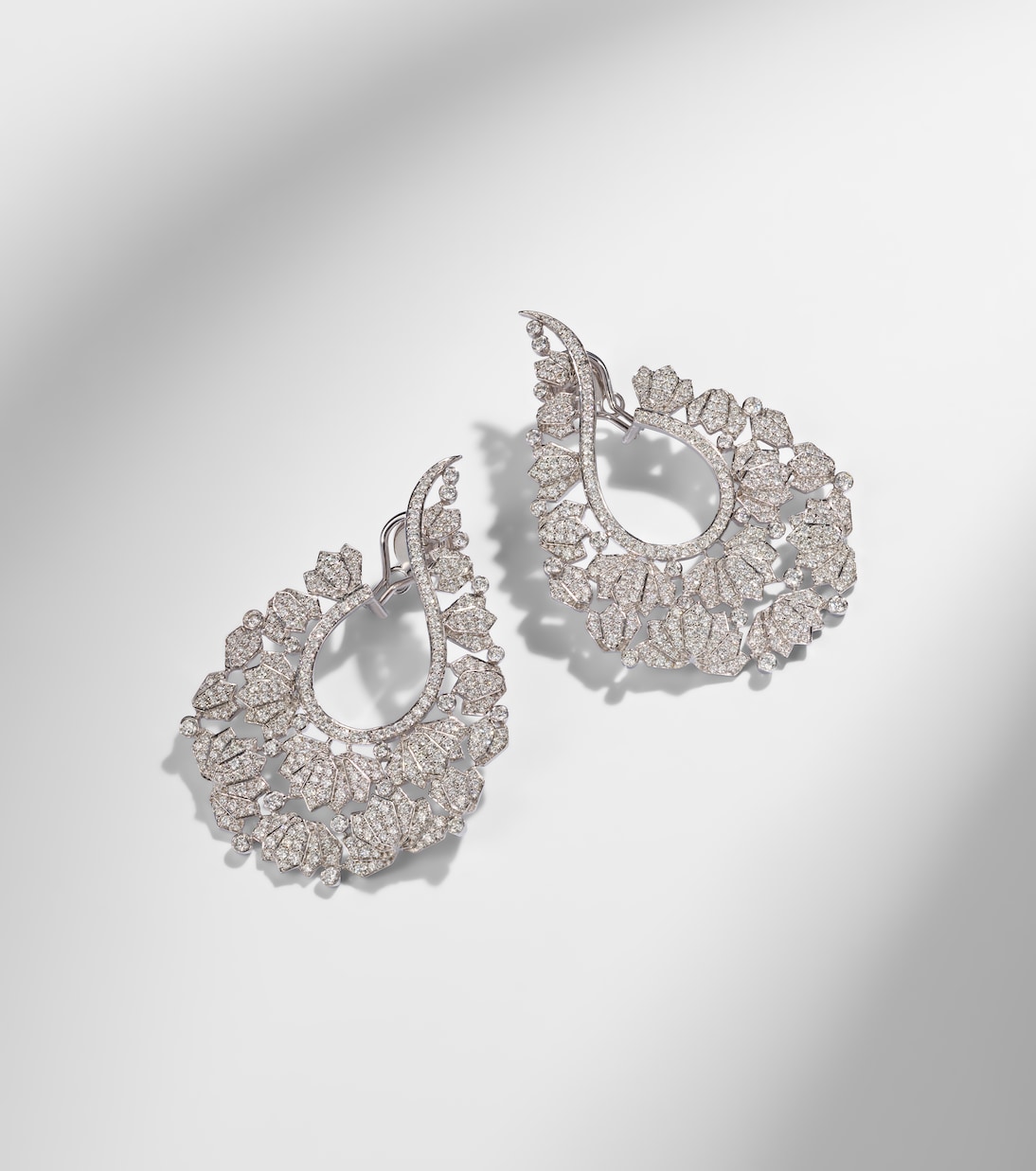 Pendientes Scatter Lotus de oro blanco de 18 ct con diamantes | Ananya