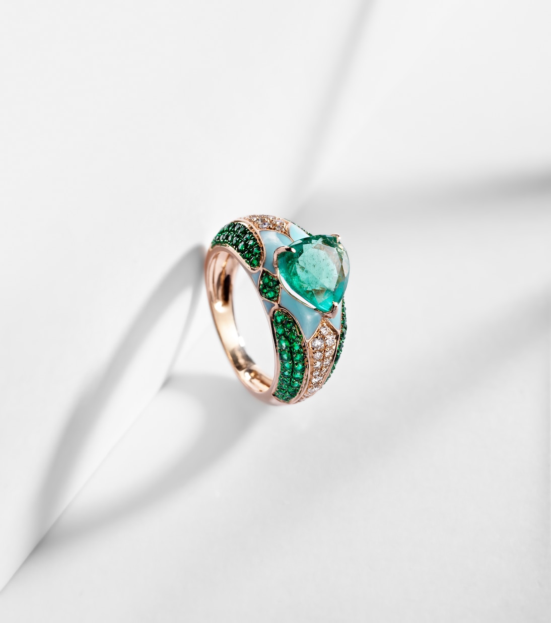 Pinky Ring Oasis aus 18kt Roségold mit Emaille, Diamanten und Smaragden | Kamyen