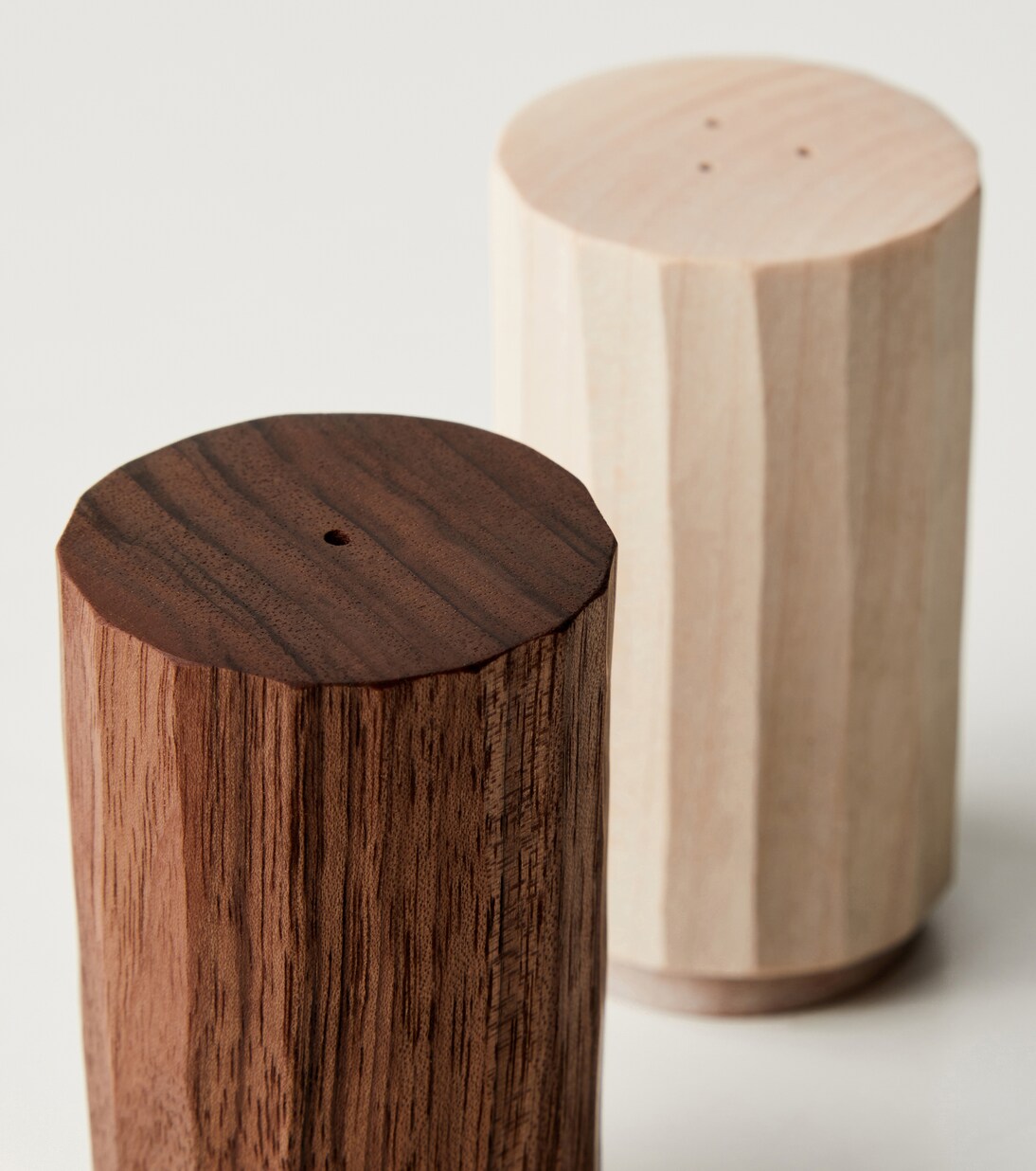 Grana walnut salt and pepper shakers by Naoto Fukasawa | Zanat