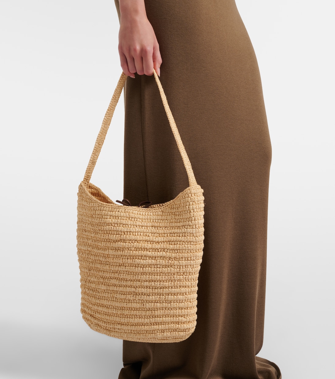 Schultertasche Alma Medium aus Raffiabast | The Row