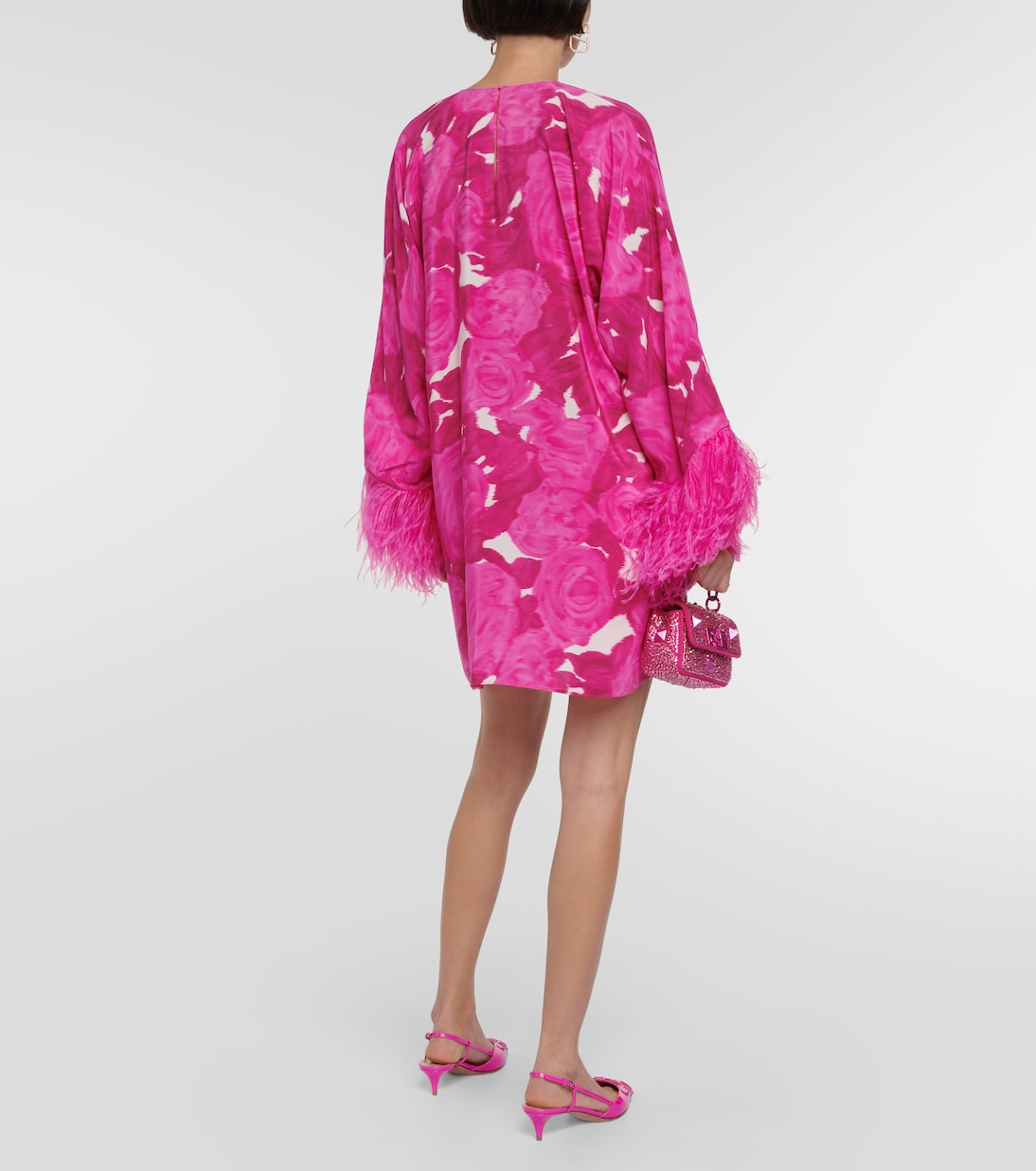 فستان قصير من الحرير مقلّم بالريش مع طبعات الورود | Valentino