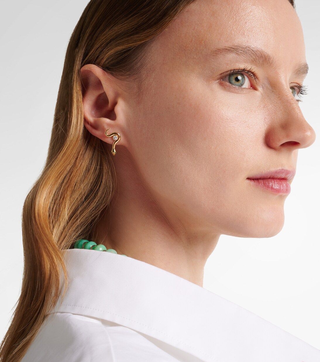 Ohrringe Serpent Nest aus 18kt Gelbgold mit Diamanten und Smaragden | Ileana Makri
