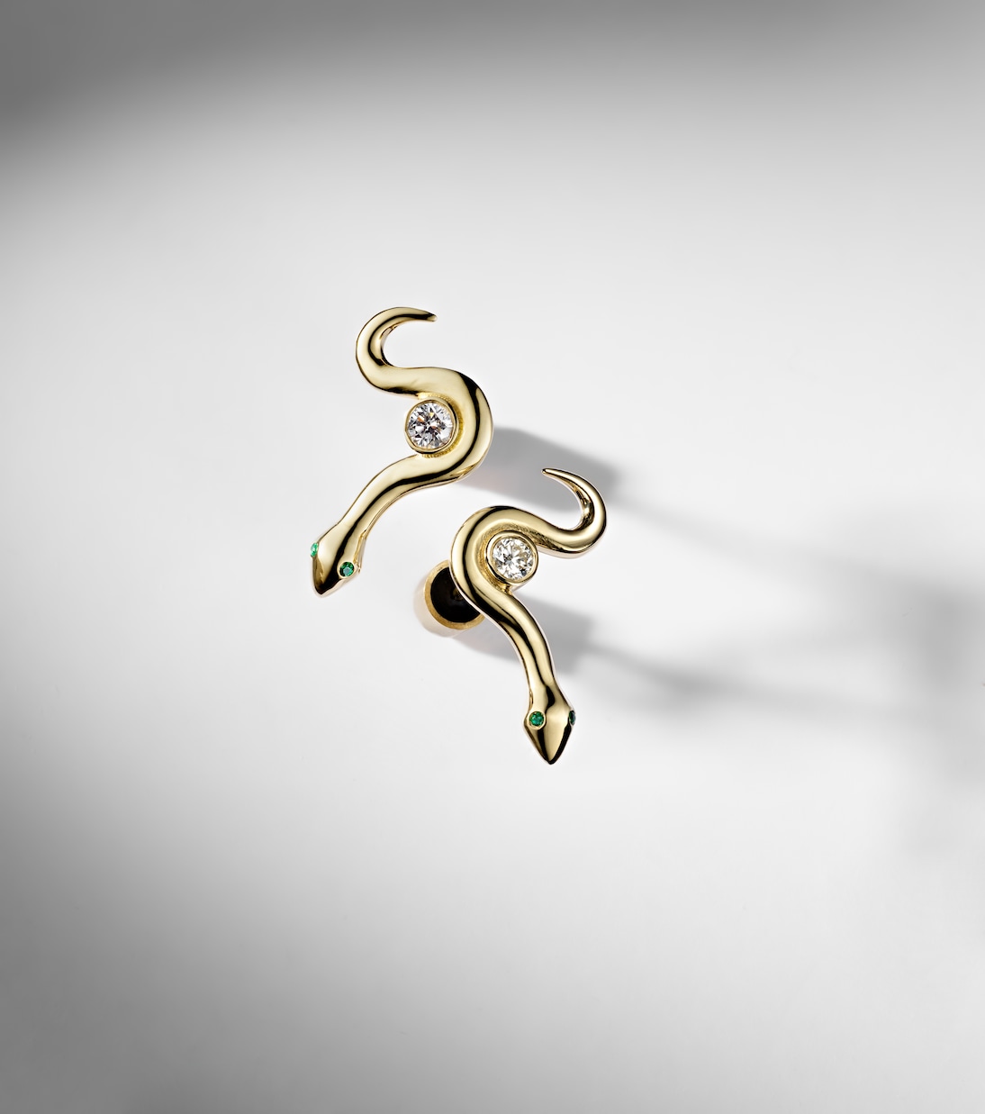Ohrringe Serpent Nest aus 18kt Gelbgold mit Diamanten und Smaragden | Ileana Makri