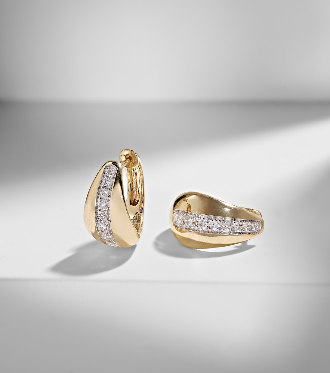 Ohrringe Pistachio aus 10kt Gelbgold mit Diamanten | Stone and Strand