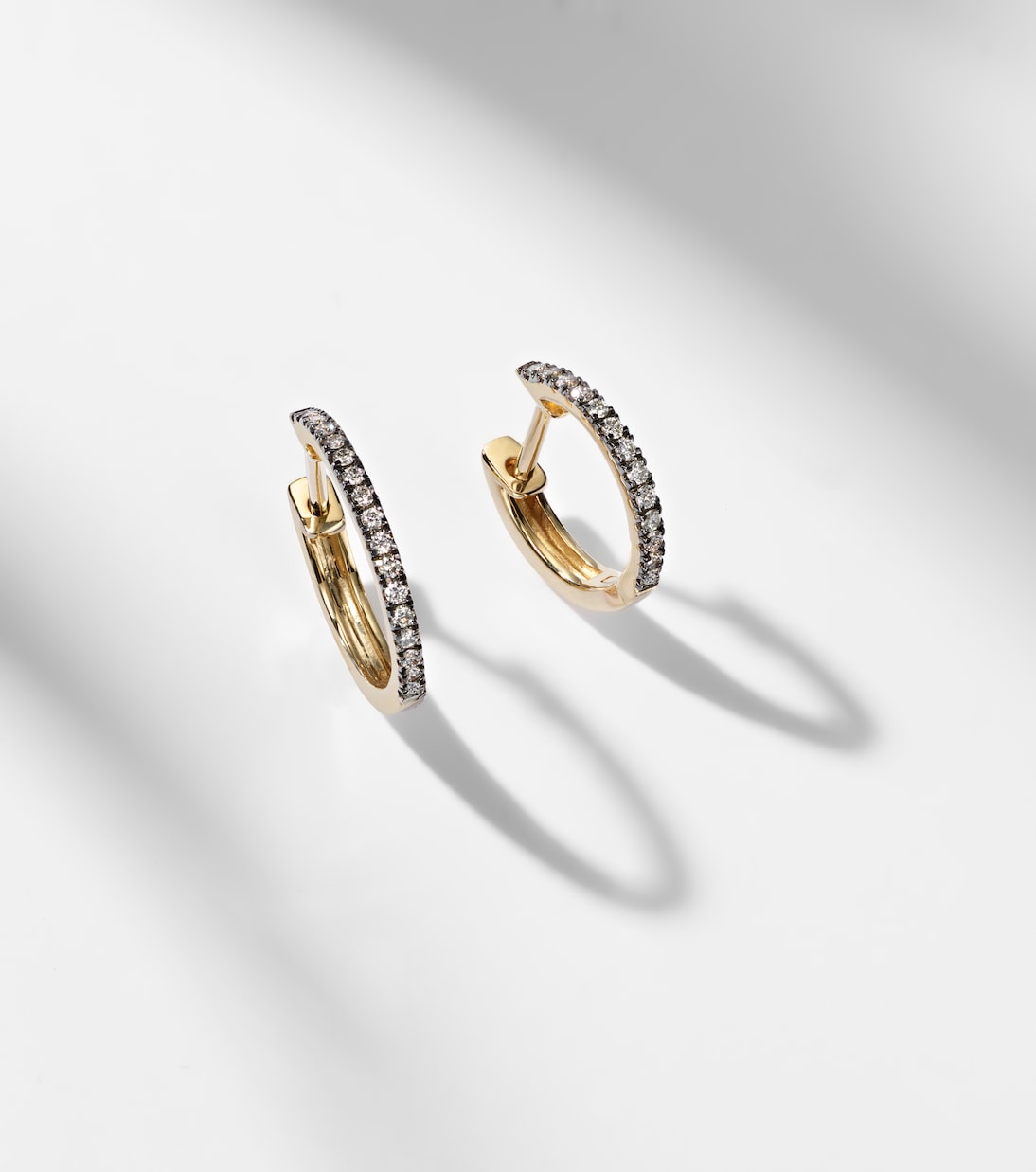 Ohrringe Come Closer aus 10kt Gelbgold mit Diamanten | Stone and Strand