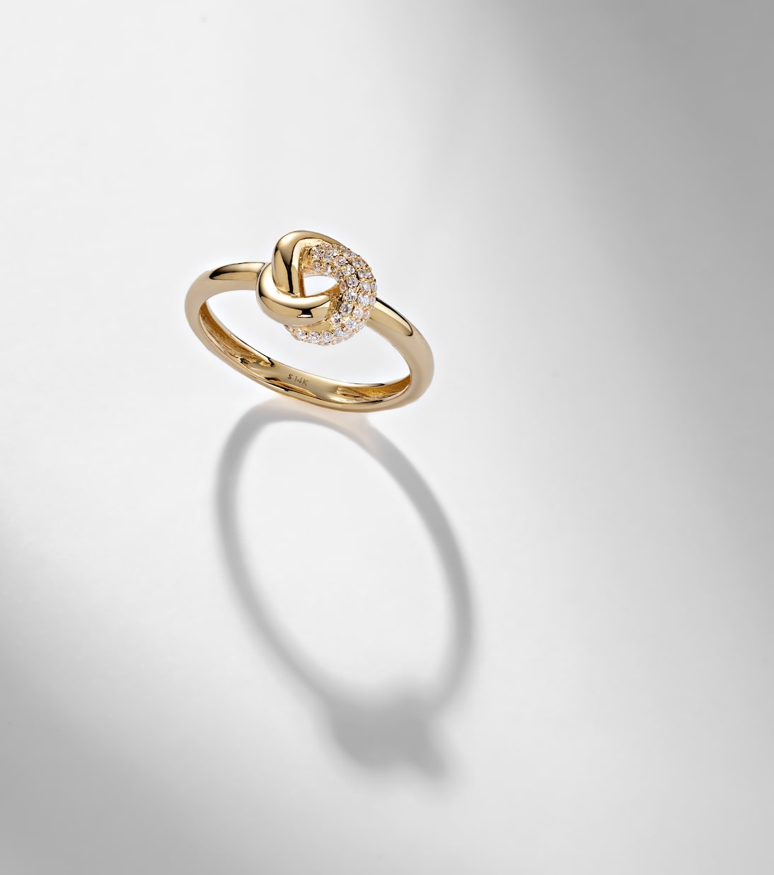 Ring aus 14kt Gelbgold (585/1000) mit Diamanten | Stone and Strand