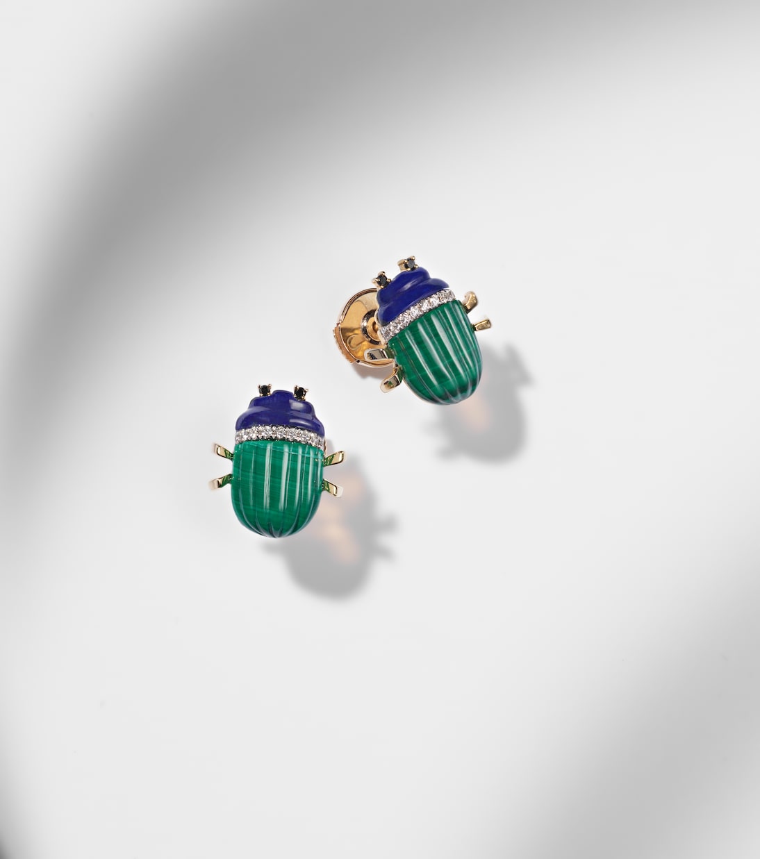 Boucles d’oreilles Scarabée en or 9 ct, malachite, lapis-lazuli et diamants | Yvonne Léon