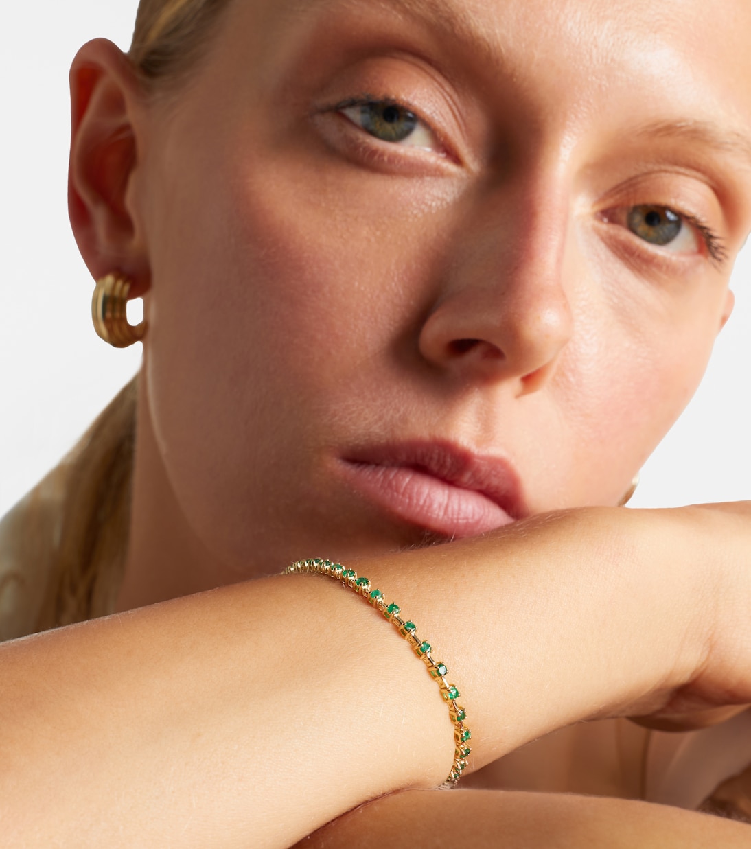 Brazalete tenis Emerald Ace de oro de 14 ct con esmeraldas | Stone and Strand