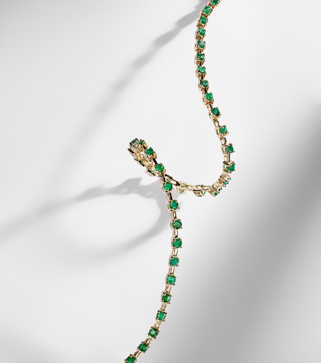 Brazalete tenis Emerald Ace de oro de 14 ct con esmeraldas | Stone and Strand