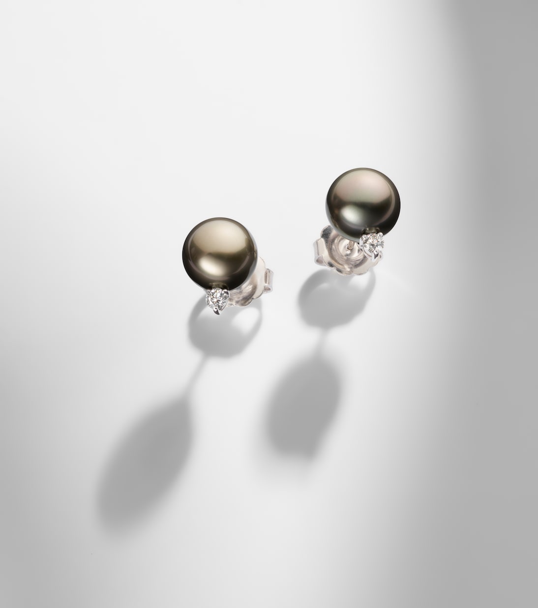 Boucles d’oreilles en or blanc 18 ct, perles et diamants | Mikimoto