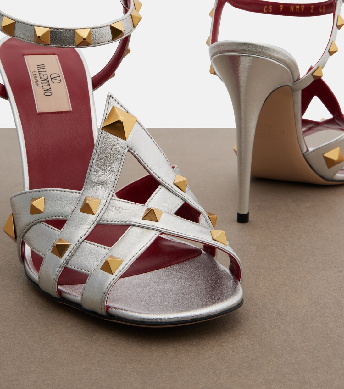 Sandalen Rockstud aus Metallic-Leder | Valentino Garavani