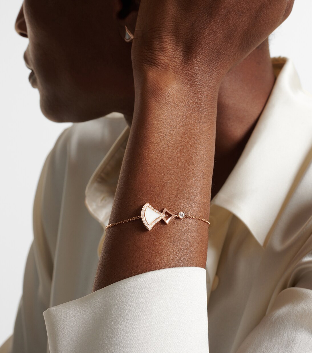 Divas' Dream 18kt rose gold bracelet with mother-of-pearl and diamonds | Bvlgari