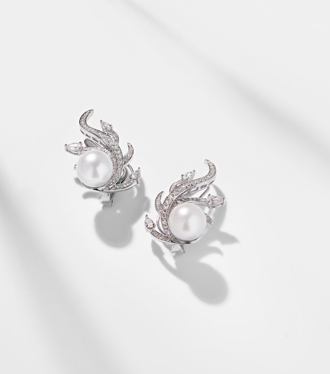 Boucles d’oreilles Pearlescent en or blanc 18 ct (750/1000), diamants et perles d'eau douce | Yeprem