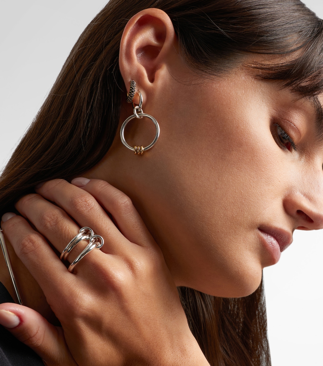 Einzelner Ohrring Macro Hoop aus 18kt Gelbgold (750/1000) mit Diamanten | Spinelli Kilcollin