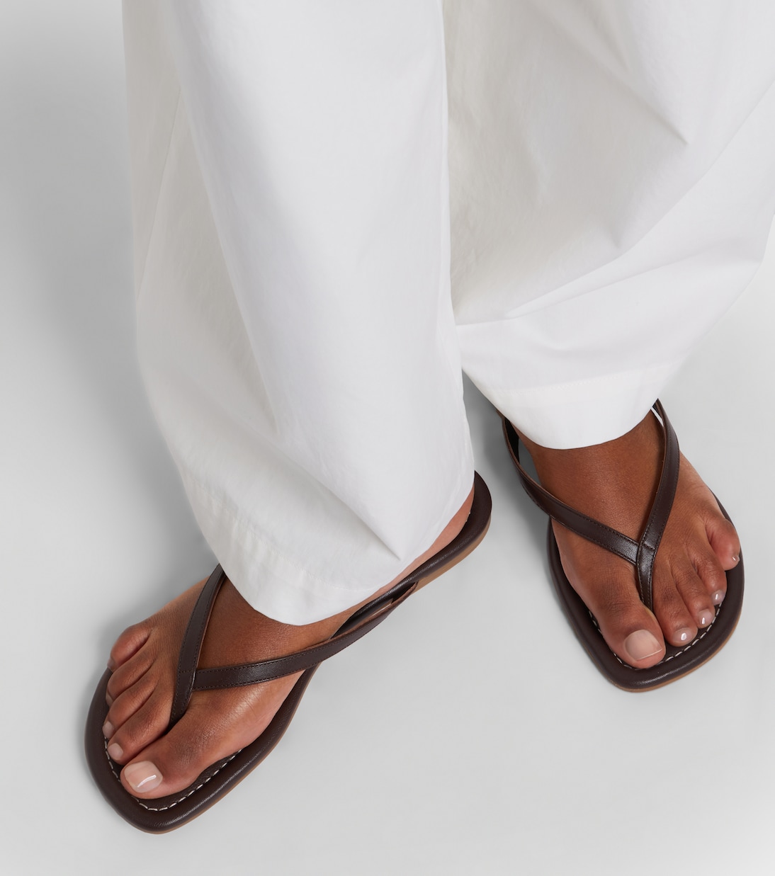 Freja皮革夹趾凉鞋 | Staud