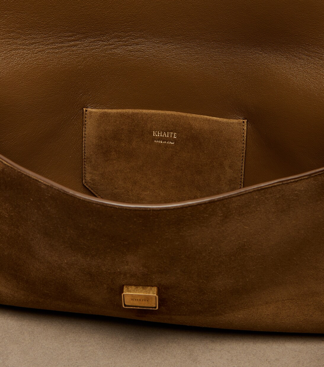 Clutch Audrey aus Veloursleder | Khaite