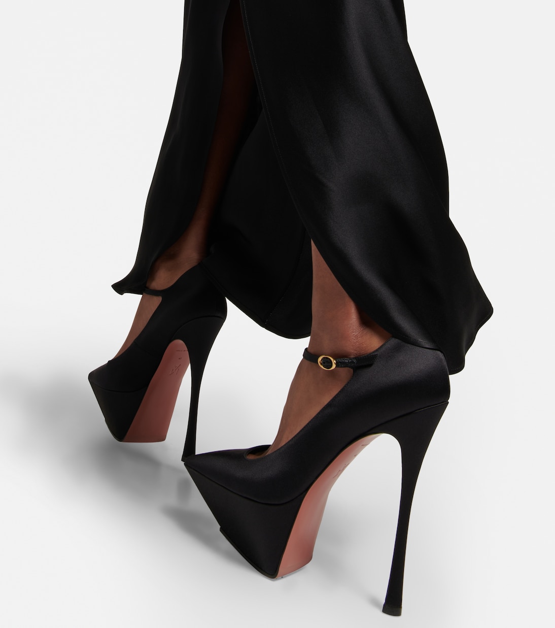 Plateau-Pumps Yigit aus Satin | Amina Muaddi