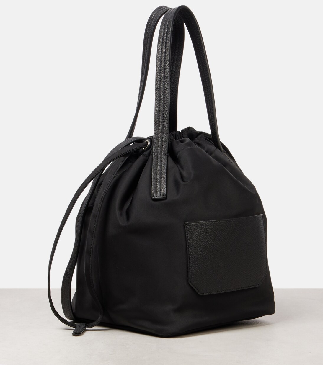 Bolso saco Rory Medium con piel | Khaite
