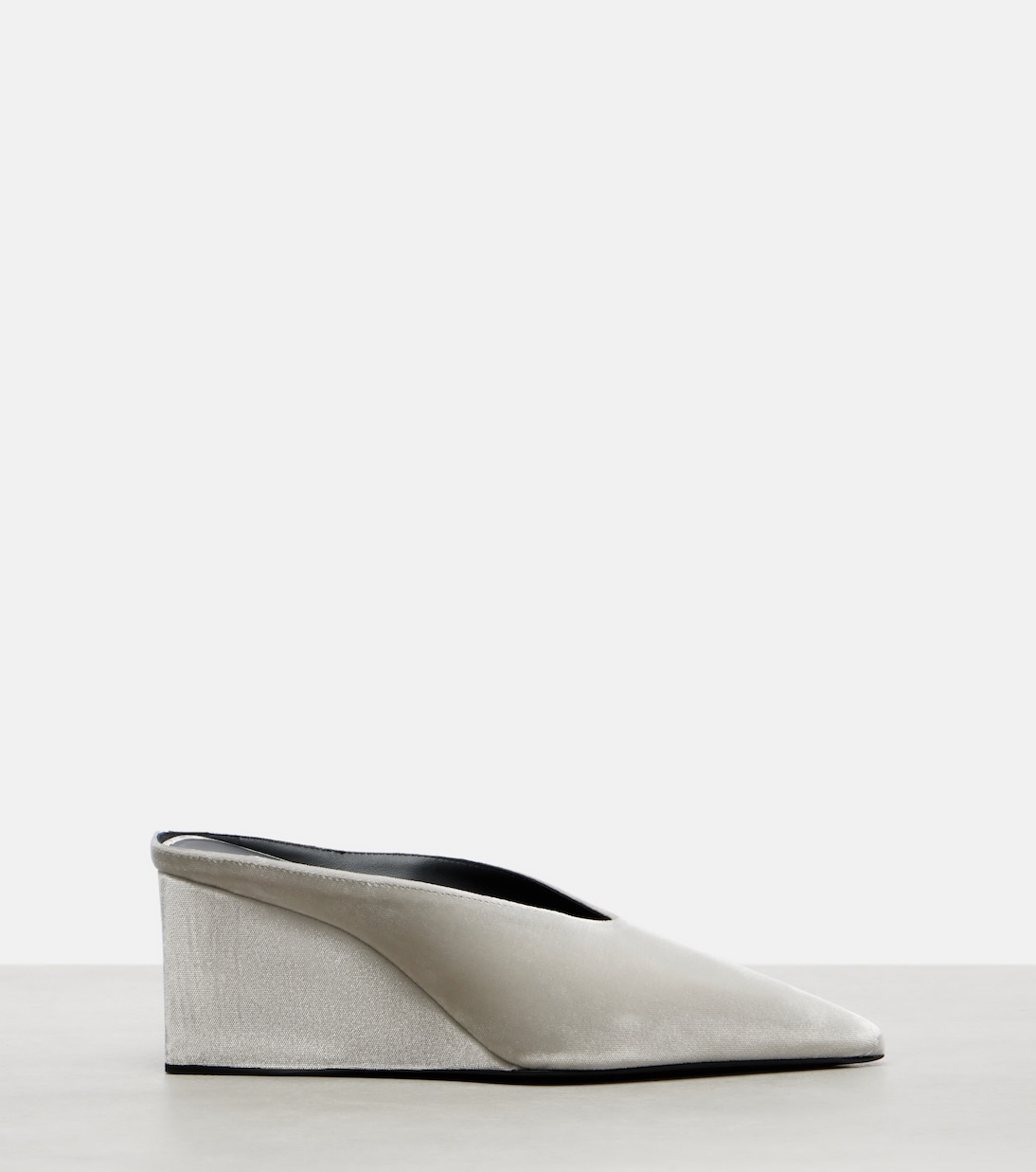 Mules compensées Cube 75 en velours | Alaïa