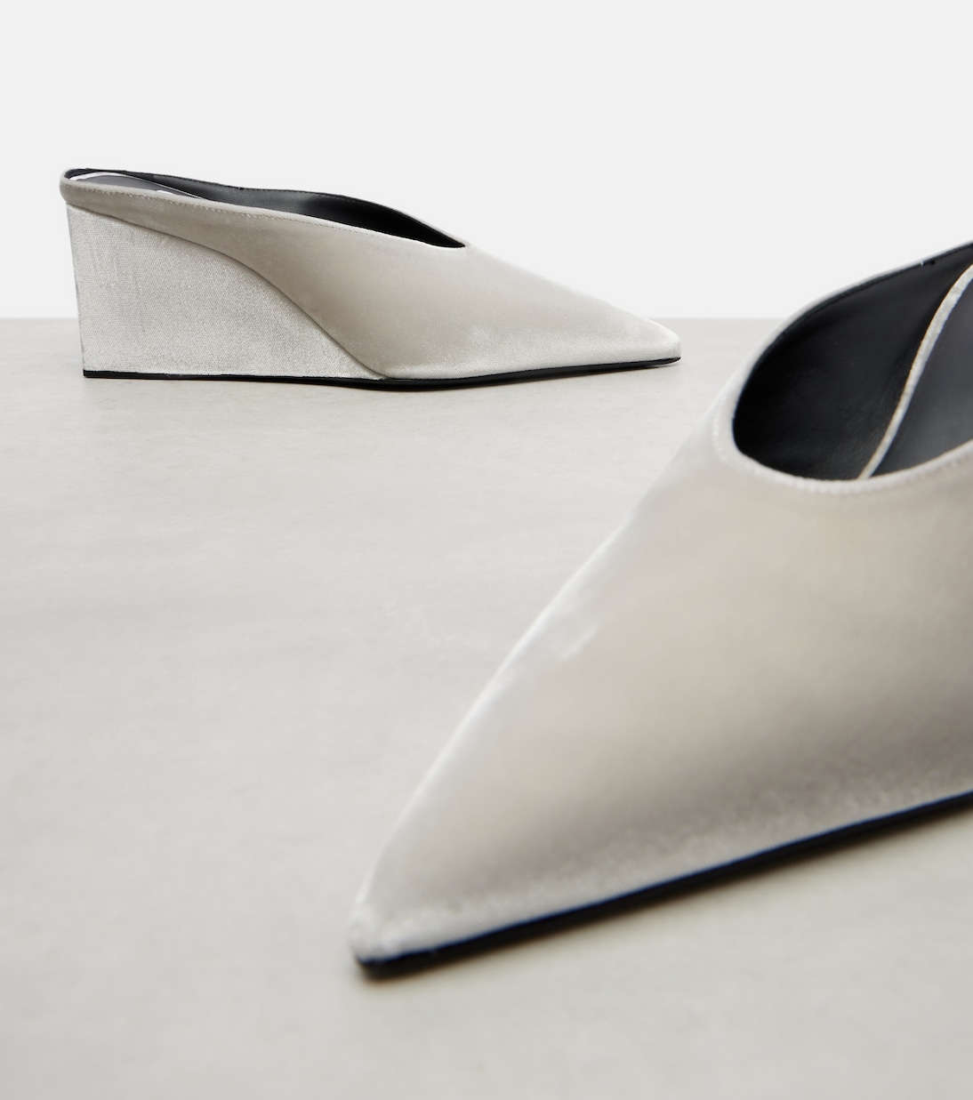 Mules compensées Cube 75 en velours | Alaïa