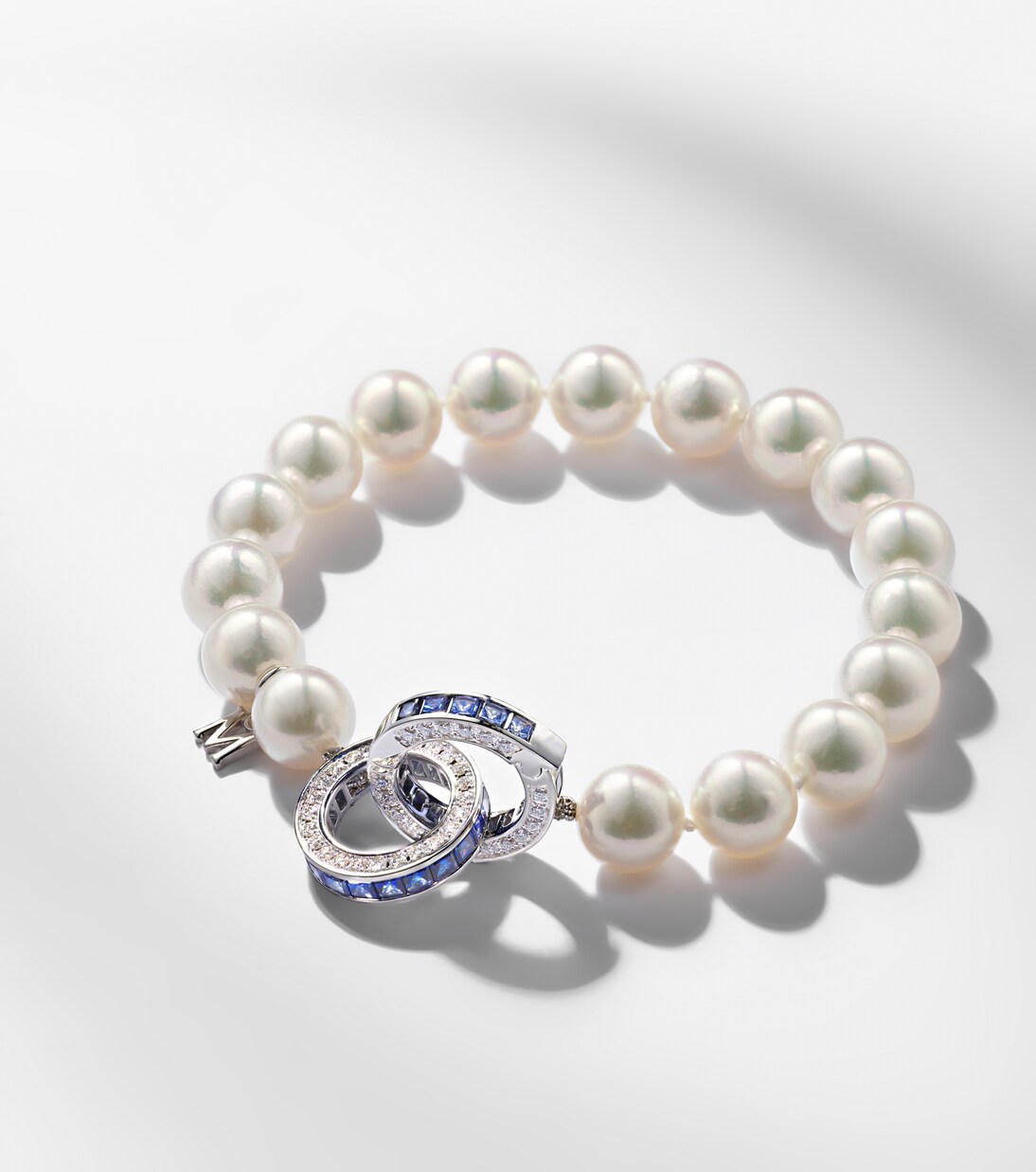 Bracelet en or 18 blanc ct, saphirs et perles | Mikimoto