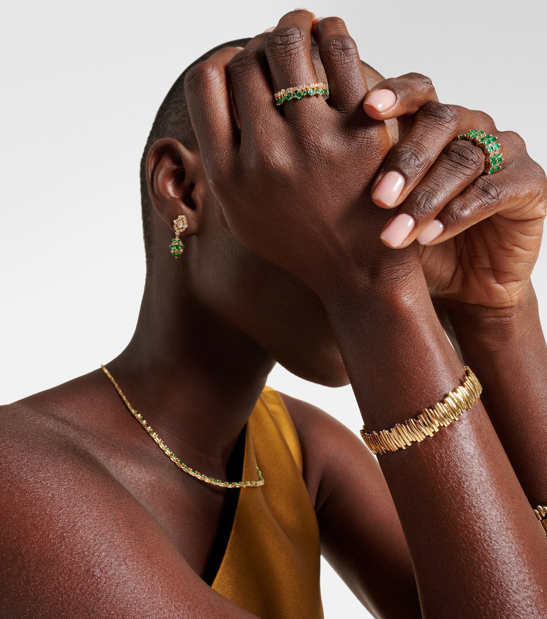 Anillo de oro de 18 ct con diamantes y esmeraldas | Suzanne Kalan