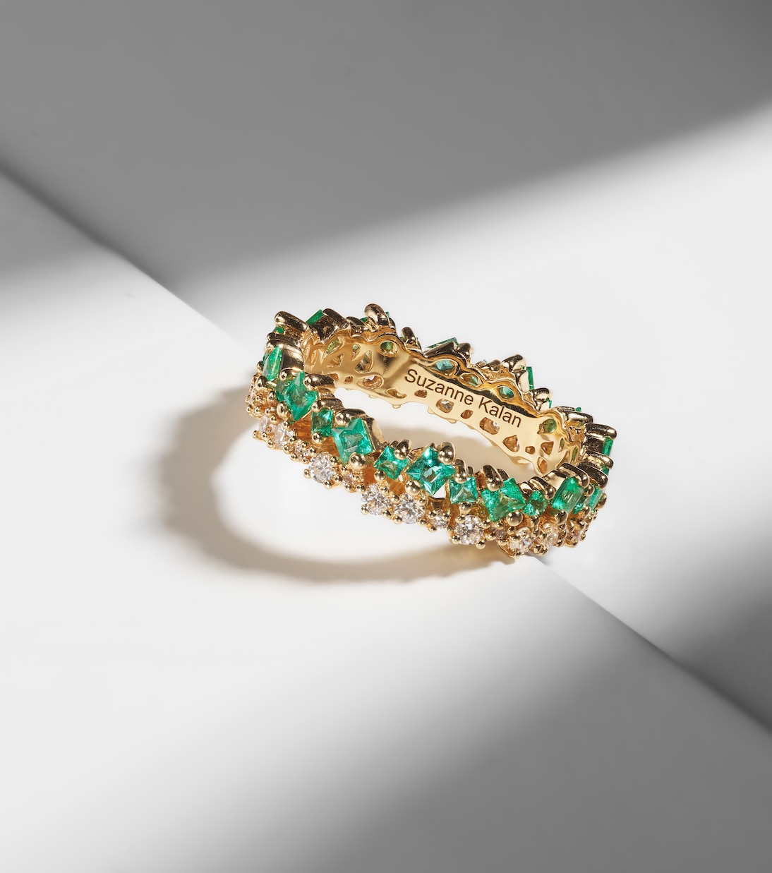 Anillo de oro de 18 ct con diamantes y esmeraldas | Suzanne Kalan
