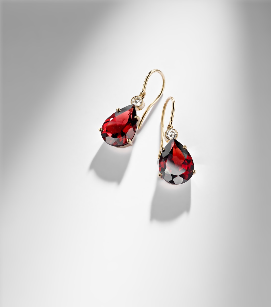 14kt gold (750/1000) earrings with garnets and diamonds | Ileana Makri