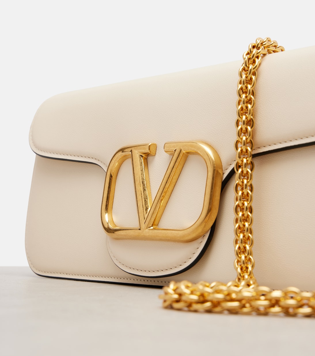 Schultertasche Locò Medium aus Leder | Valentino Garavani