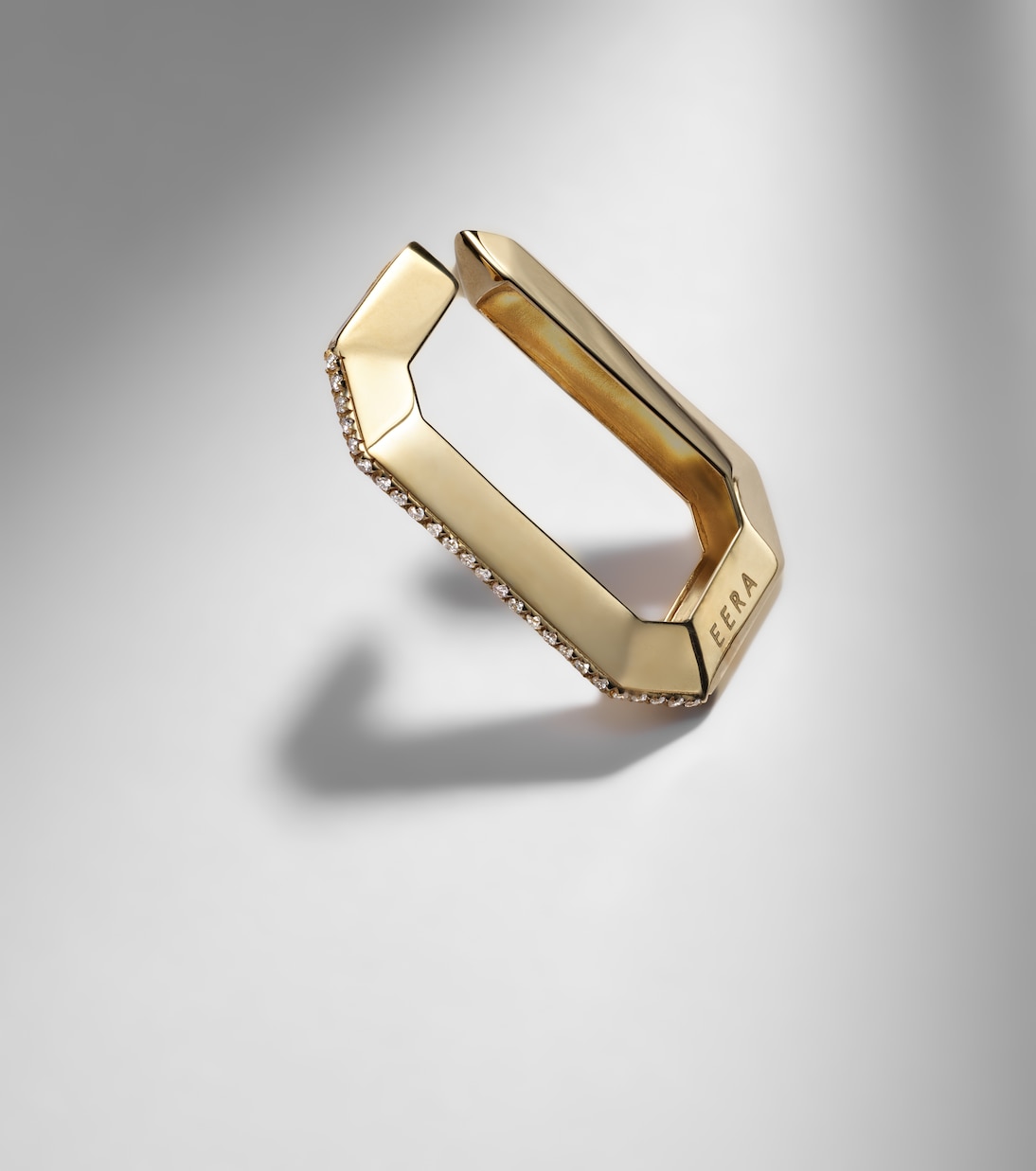 Einzelner Ear Cuff Sabrina aus 18kt Gelbgold mit Diamanten | Eéra