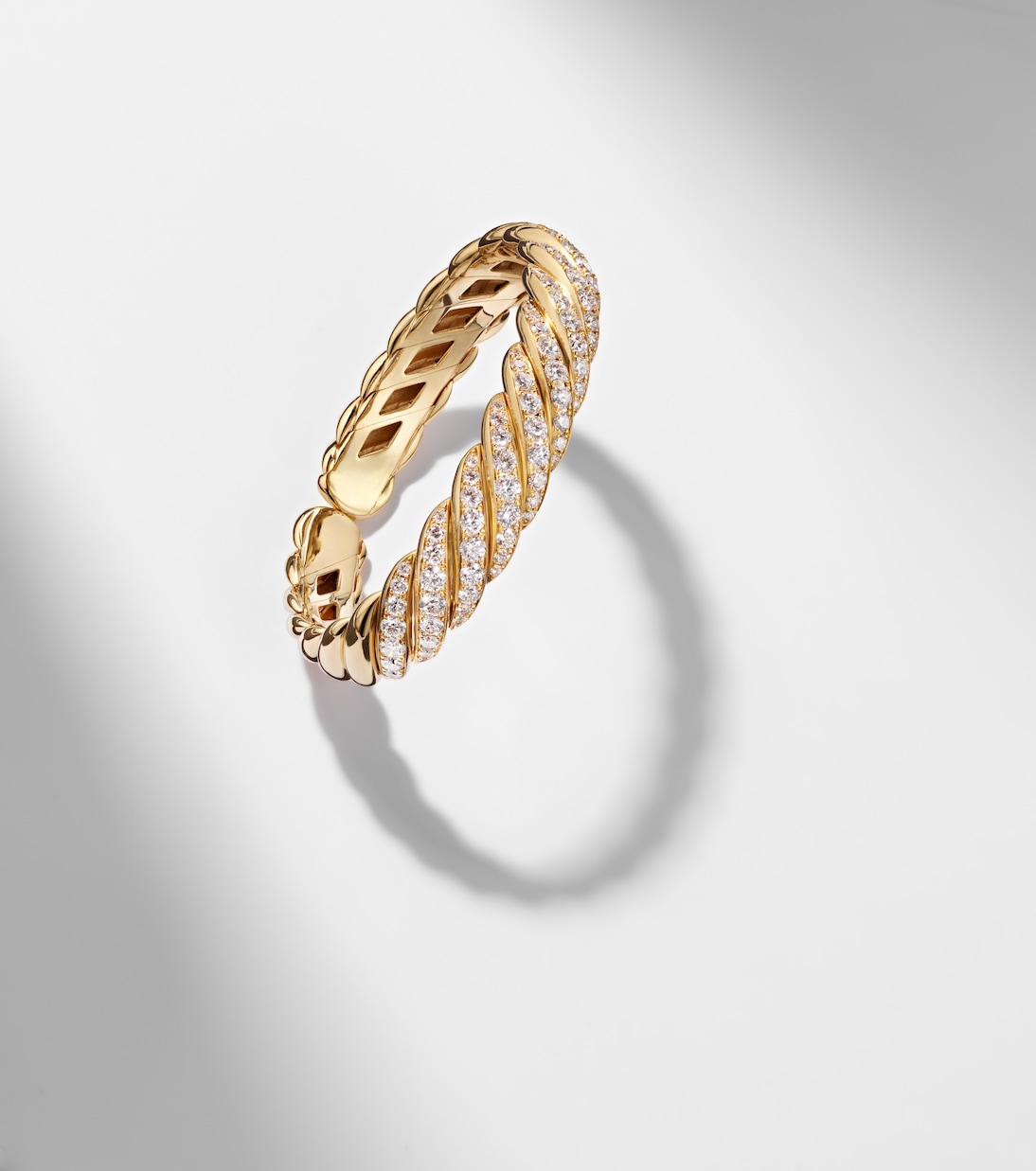 Armreif Sculpted Cable Flex® aus 18kt Gelbgold mit Diamanten | David Yurman