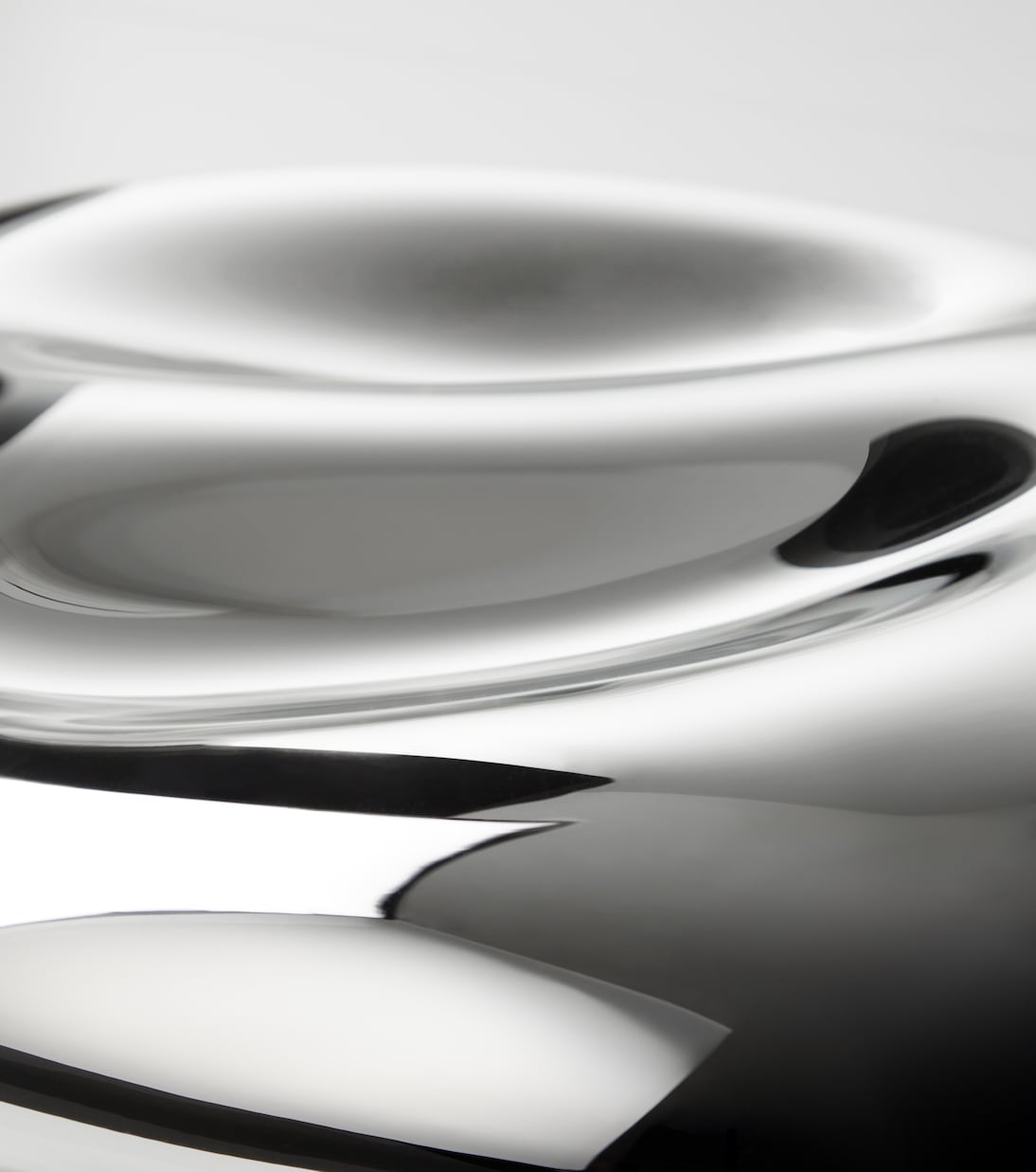 Large mirrored decorative object | Milena Kling