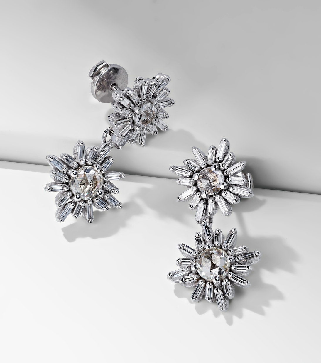 أقراط للأذن من الذهب الأبيض 18 قيراط مع ألماس  | Suzanne Kalan