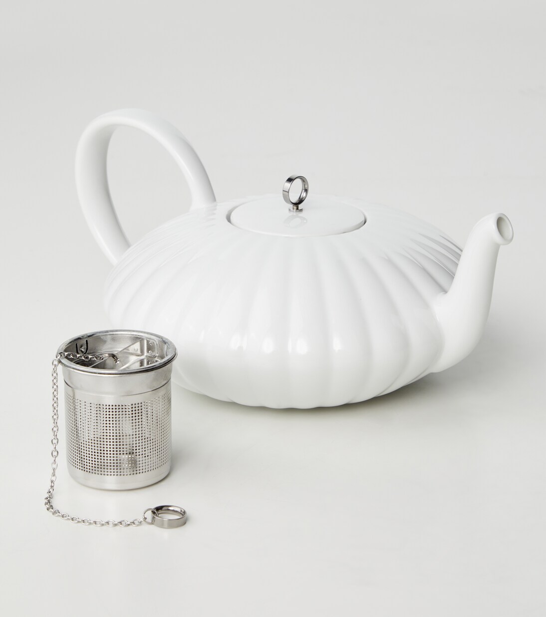 Bernadotte porcelain teapot by Sigvard Bernadotte | Georg Jensen