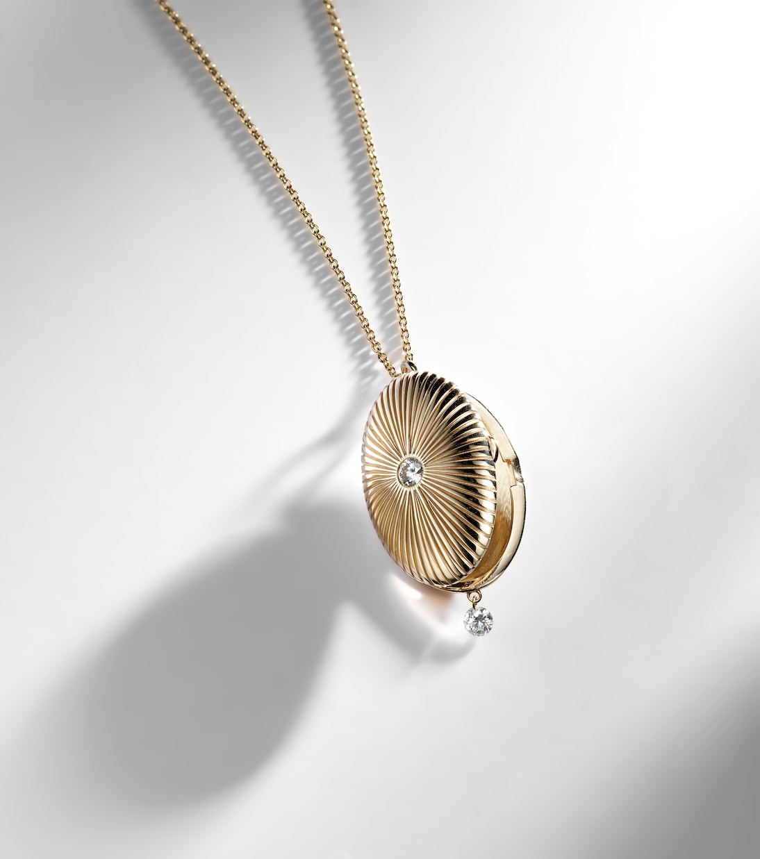 9kt gold locket necklace with diamonds | Persée