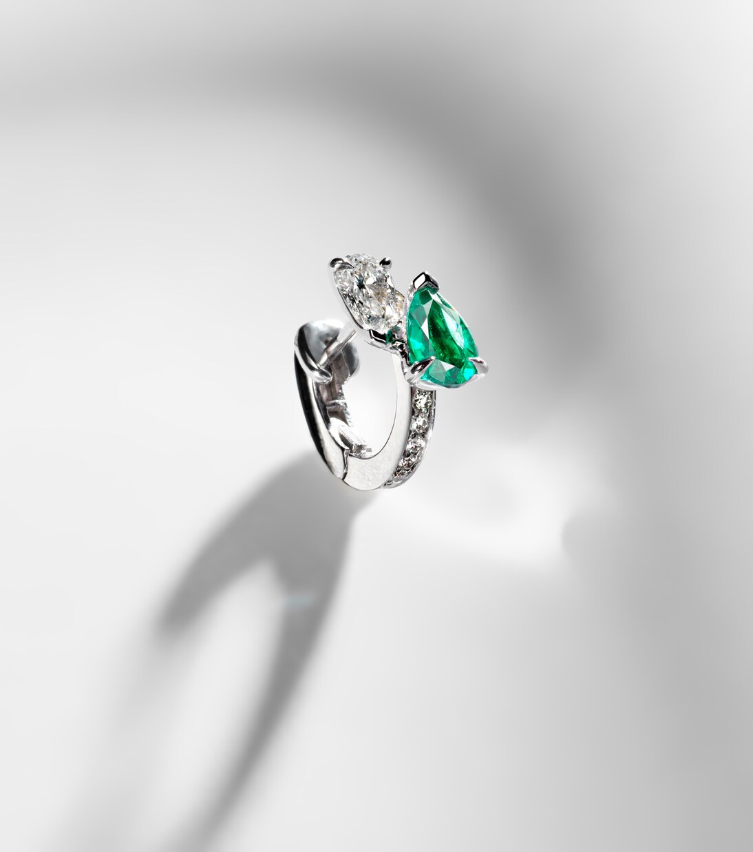 Serti sur Vide 18kt white gold single earring with diamonds and emerald | Repossi