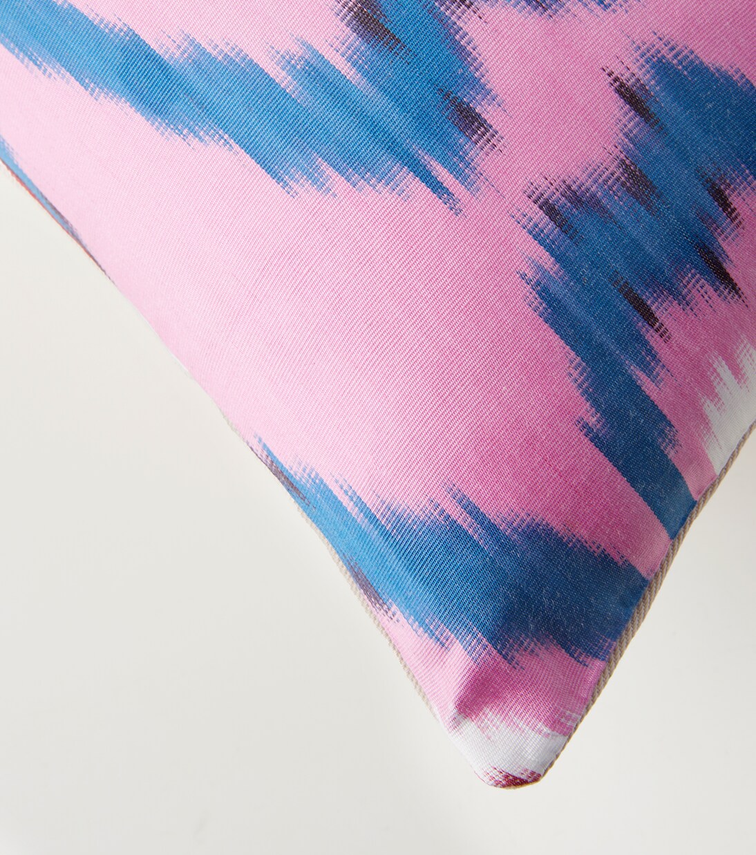 Silk cushion | Les-Ottomans