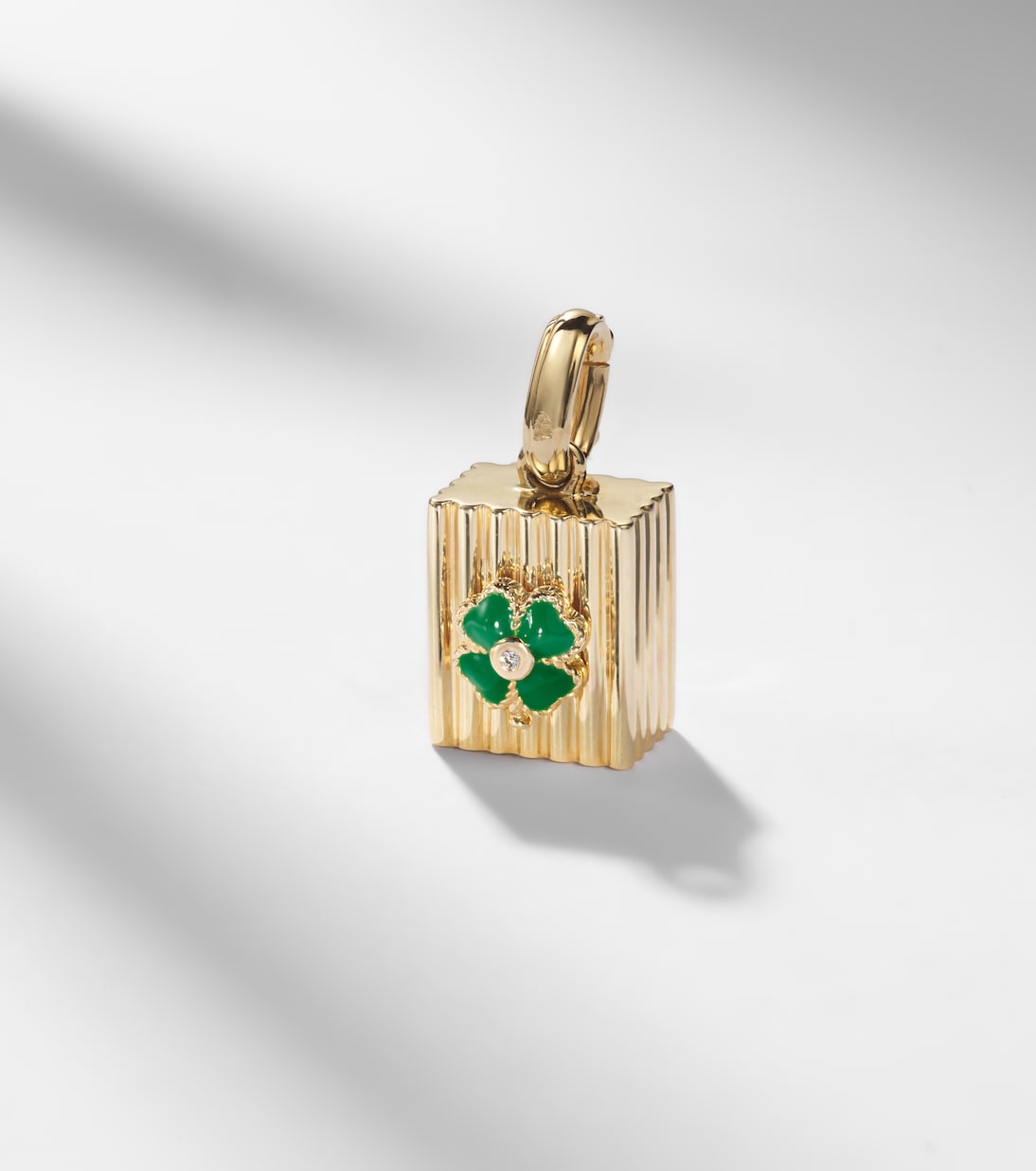Set aus einzelnem Ohrring Trèfle aus 9kt Gelbgold und Diamanten und Anhänger Le Cubo | Yvonne Léon