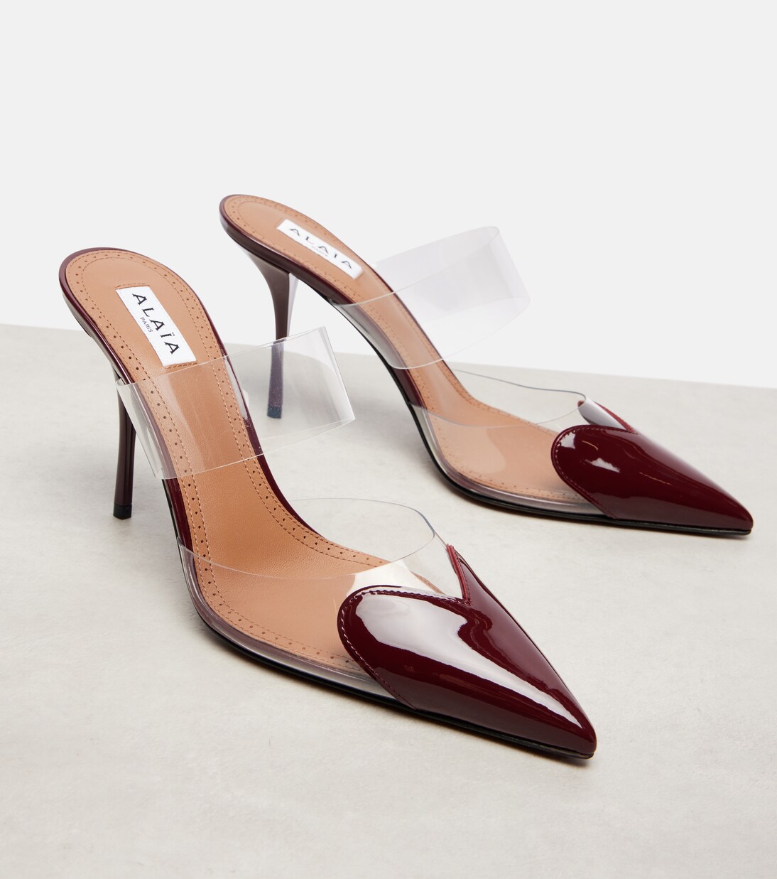 Mules Le Cœur 90 en cuir verni et PU | Alaïa