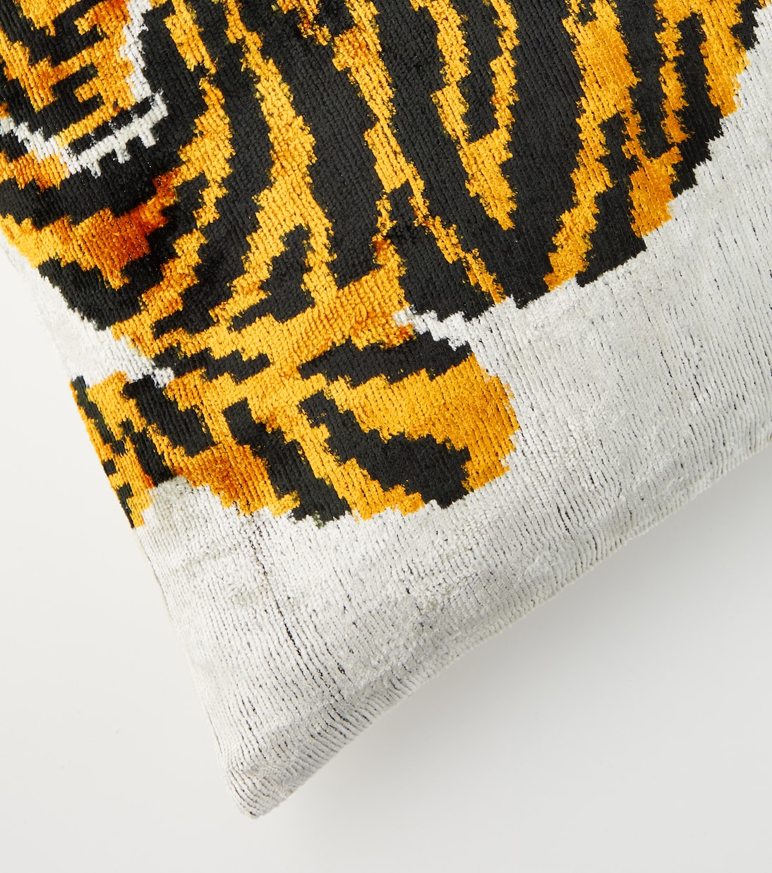 Silk and cotton velvet cushion | Les-Ottomans