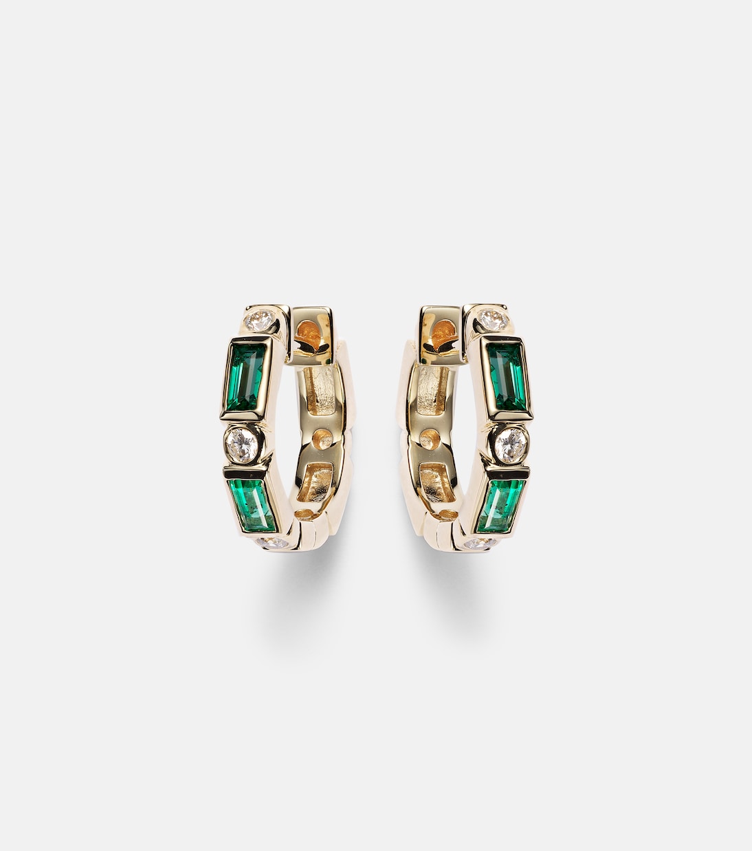 Ohrringe Huggie aus 14kt Gelbgold (585/1000) mit Diamanten und Smaragden | Sydney Evan