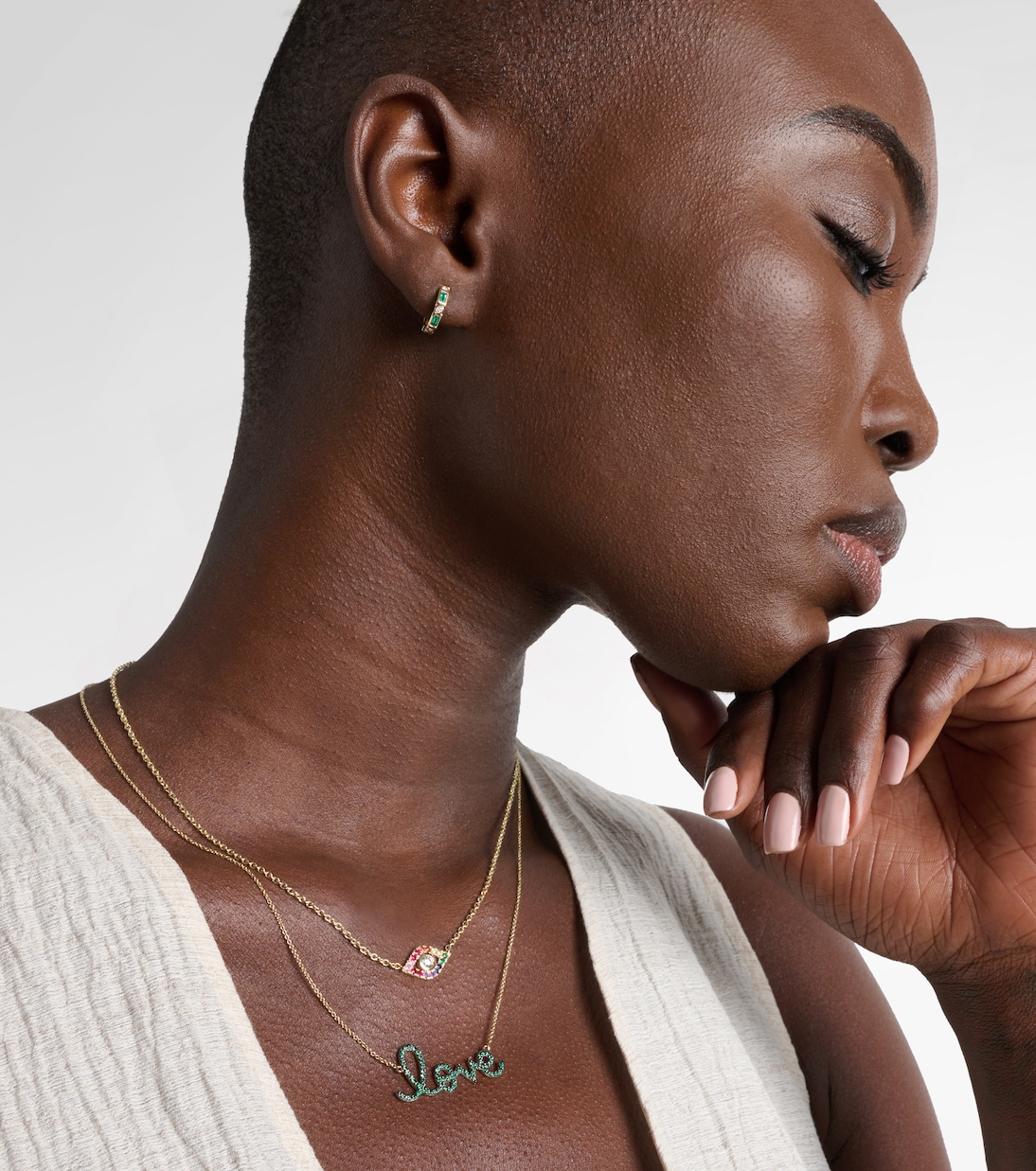 Ohrringe Huggie aus 14kt Gelbgold (585/1000) mit Diamanten und Smaragden | Sydney Evan