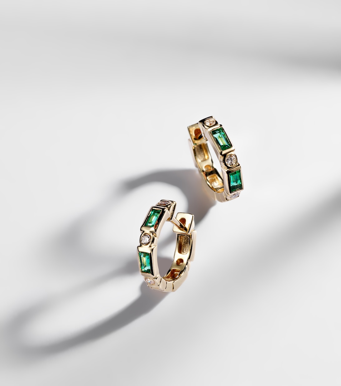 Ohrringe Huggie aus 14kt Gelbgold (585/1000) mit Diamanten und Smaragden | Sydney Evan