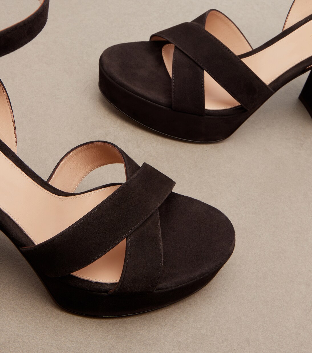 Plateausandalen Sabrina aus Veloursleder | Gianvito Rossi