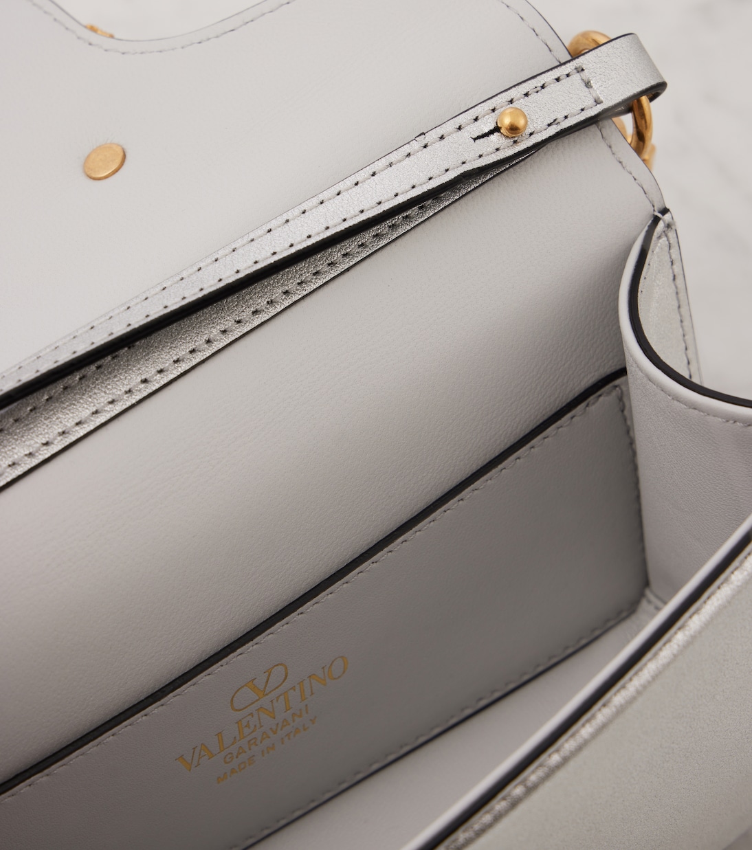 Schultertasche Locò Small aus Metallic-Leder | Valentino Garavani